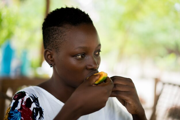 Jovem africana no resort tomando café da manhã