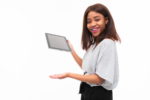 jovem africana posando com tablet cinza nas mãos