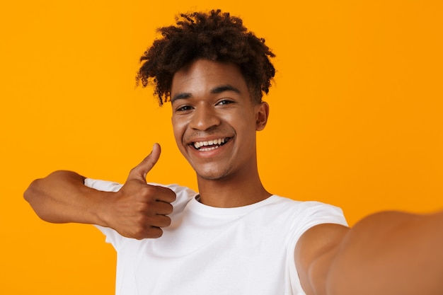 Foto jovem africano alegre em camiseta