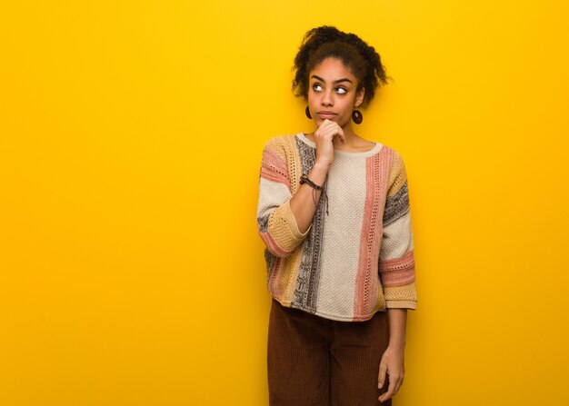 Jovem, africano, americano africano, menina, com, olhos azuis, pensando, um, idéia