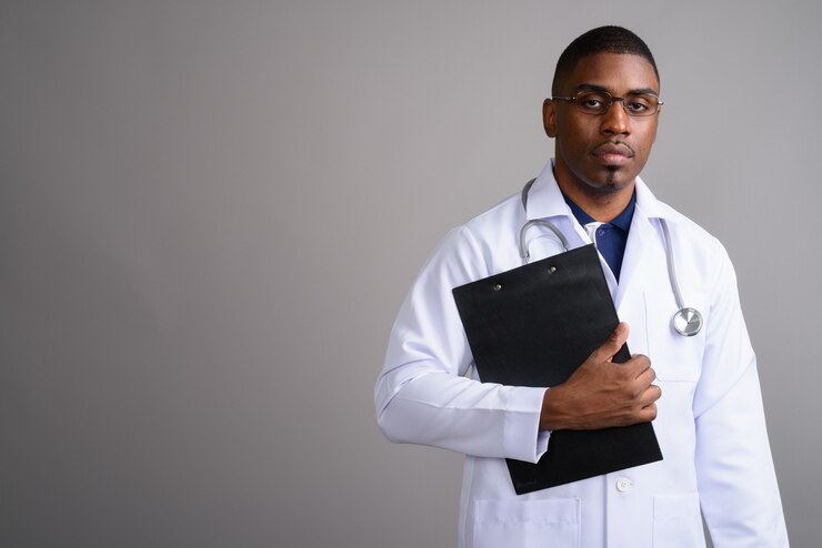 Foto jovem africano bonito médico em cinza