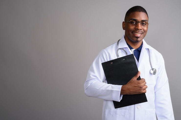 Foto jovem africano bonito médico em cinza