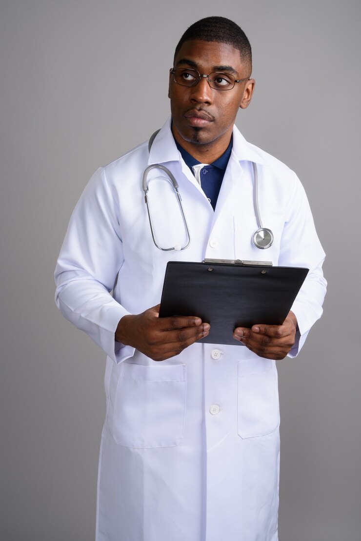 Foto jovem africano bonito médico em cinza