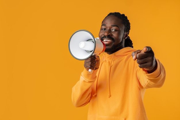 Jovem africano contra fundo amarelo com megafone