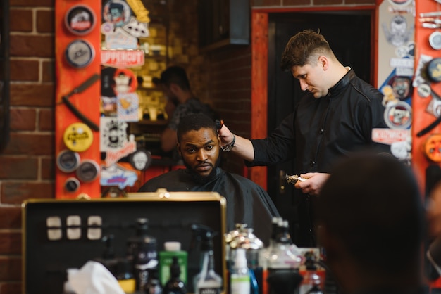 Jovem africano cortando cabelo na barbearia