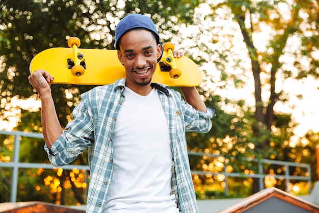 Jovem africano feliz com skate