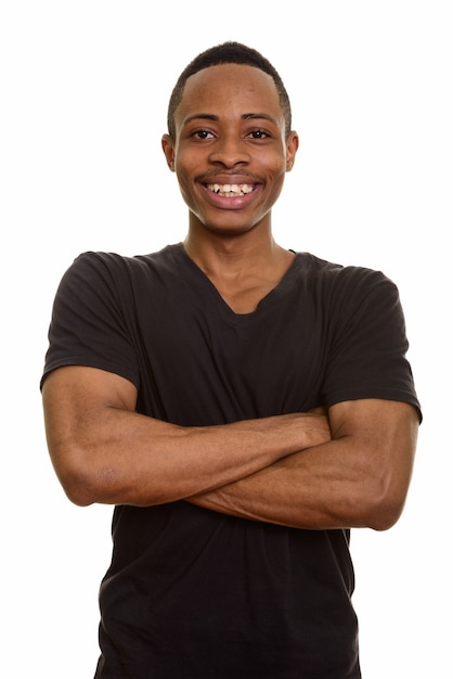 Foto jovem africano feliz sorrindo com os braços cruzados isolado no branco