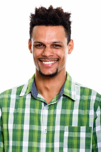Foto jovem africano feliz sorrindo isolado no branco