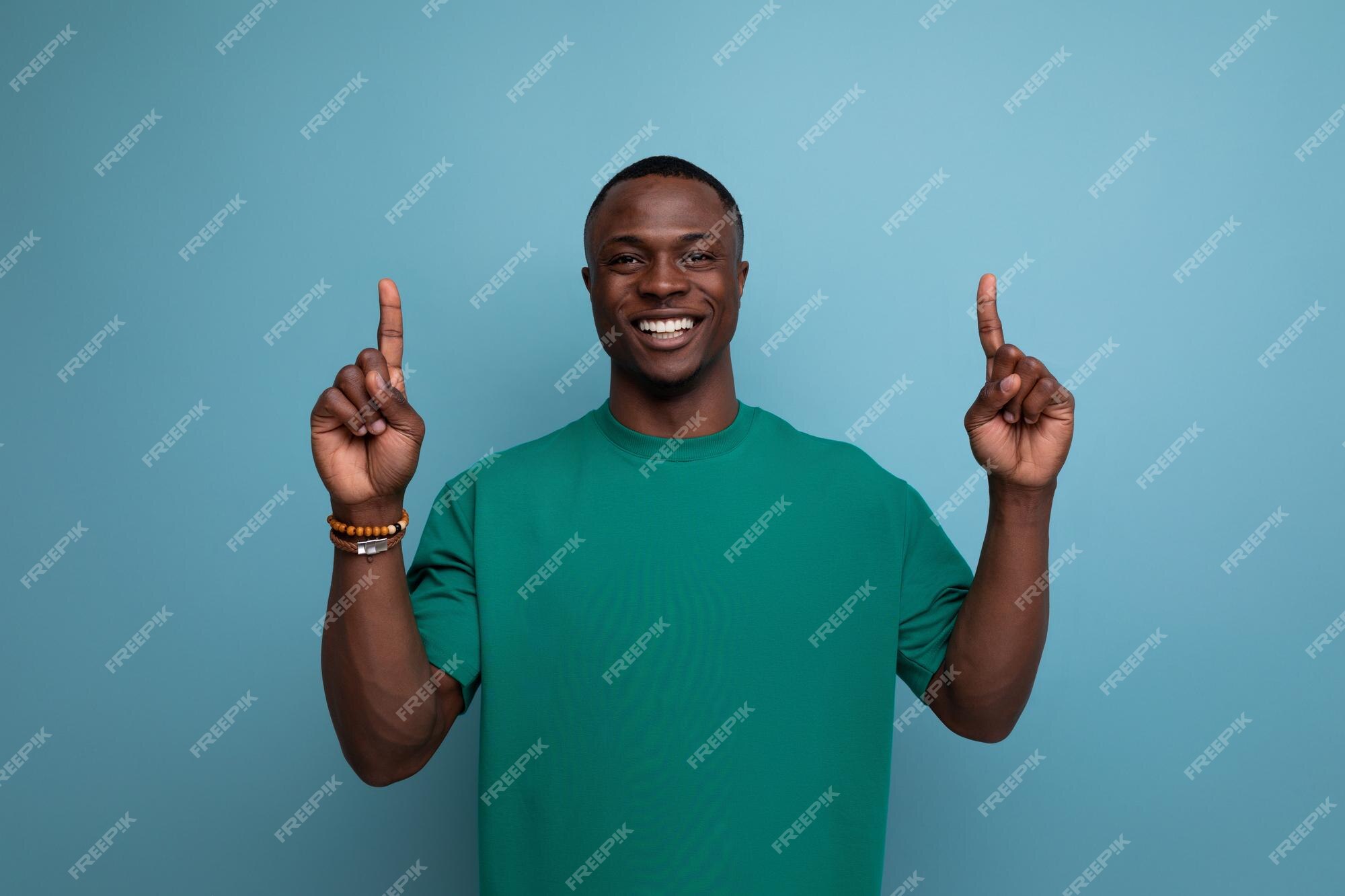 Um jovem africano bonito com corte de cabelo curto em camisa