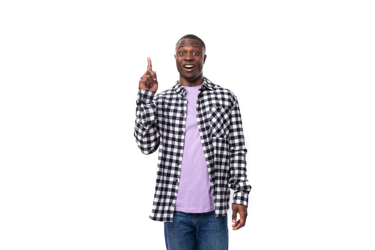 Foto jovem africano inteligente vestido com uma camisa xadrez aponta um dedo para um anúncio em um