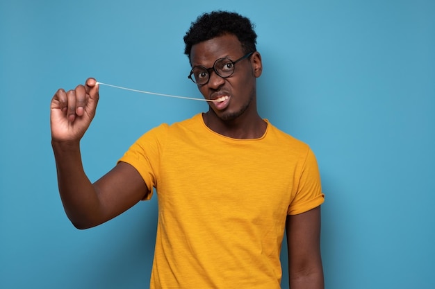 Jovem africano puxando uma goma de mascar