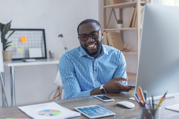 Jovem africano trabalhando no escritório