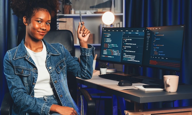 Jovem africano vestindo camisa jeans desenvolvedor de TI apresentando programa em telas de computador exibindo dados codificados de aplicativo e site criando versão inovadora de software atualizado Tastemaker