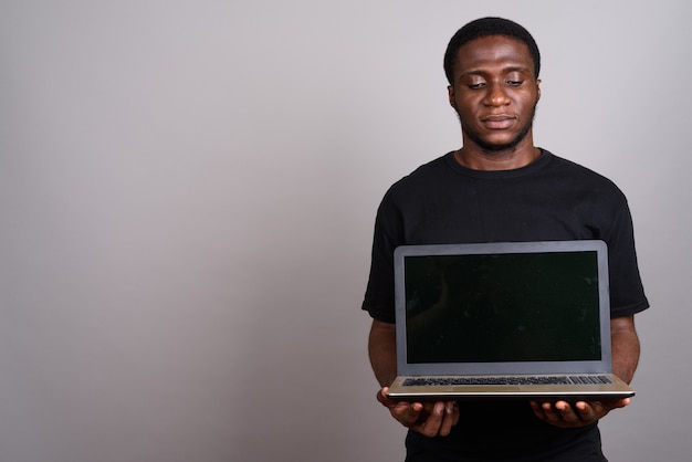 Jovem africano vestindo uma camisa preta em cinza