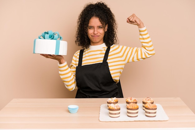 Jovem afro-americana aprendendo a fazer muffins e bolo doce