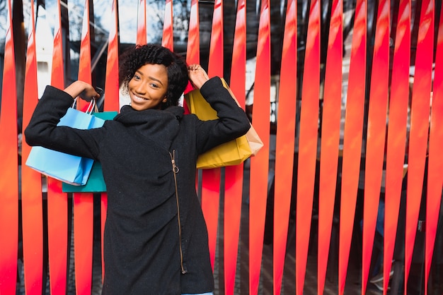 Jovem afro-americana atraente fazendo compras