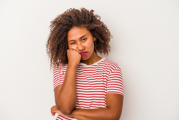 Jovem afro-americana com cabelo encaracolado, isolado no fundo branco, que está entediado, cansado e precisa de um dia de relaxamento