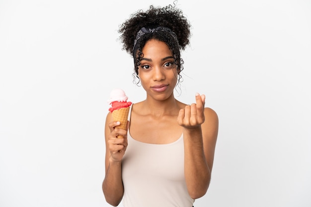 Jovem afro-americana com um sorvete de corneta isolado no fundo branco fazendo gesto de dinheiro