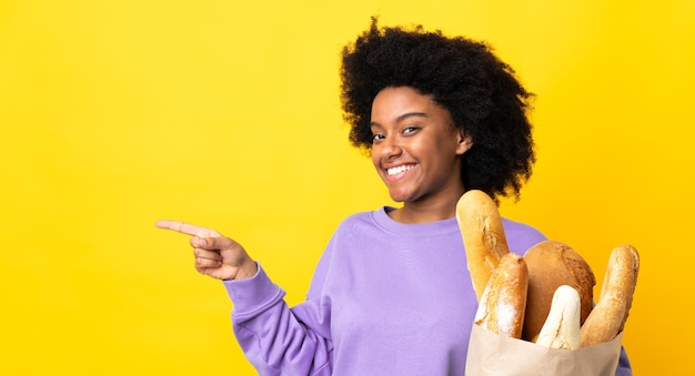Jovem afro-americana comprando alguma coisa de pão