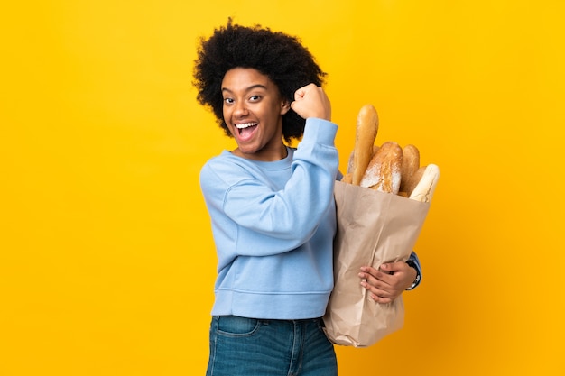 Jovem afro-americana comprando pão