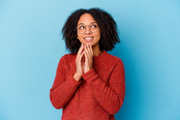 Jovem afro-americana encaracolada expressando emoções isoladas