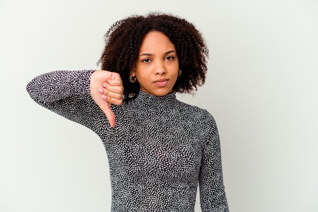 Jovem afro-americana encaracolada isolada expressando emoções