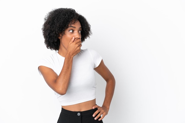 Jovem afro-americana isolada em fundo branco fazendo gesto de surpresa enquanto olha para o lado