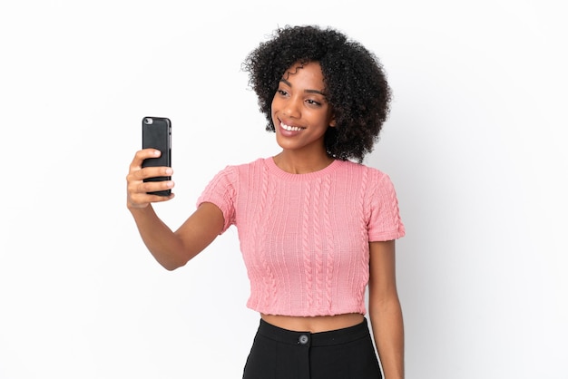 Jovem afro-americana isolada no fundo branco fazendo uma selfie