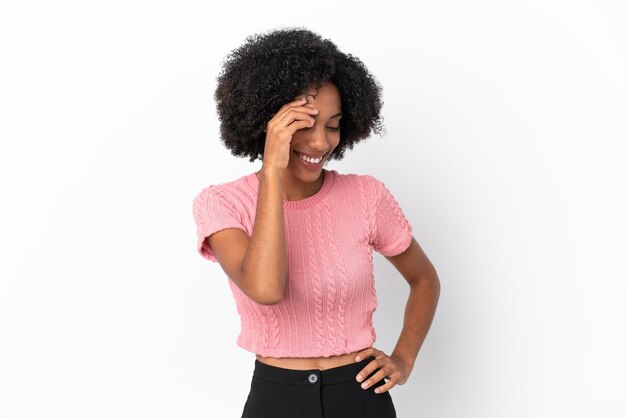 Jovem afro-americana isolada no fundo branco rindo