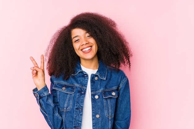 Jovem afro-americana mostrando o símbolo da paz