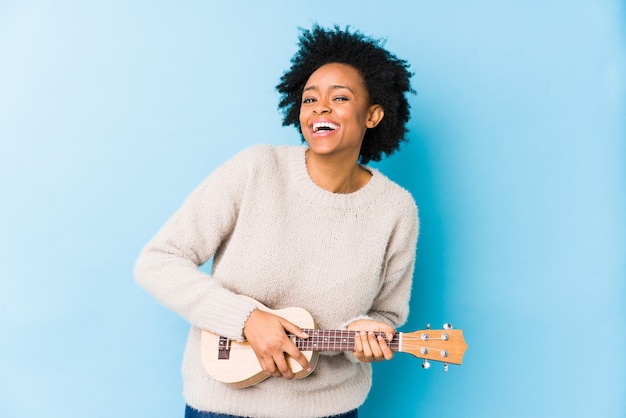 Jovem afro-americana tocando ukelele