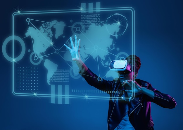 Jovem afro-americana usando óculos VR em luz de néon