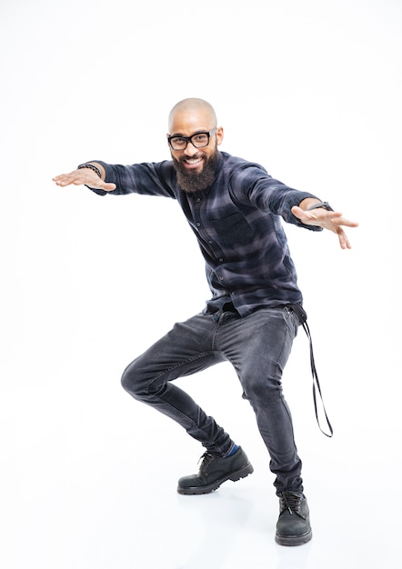 Jovem afro-americano barbudo de óculos balançando e dançando