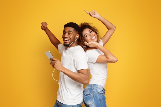 Foto jovem afro-americano emocional, homem e mulher a dançar.