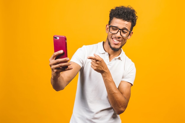 Jovem afro-americano fazendo uma selfie