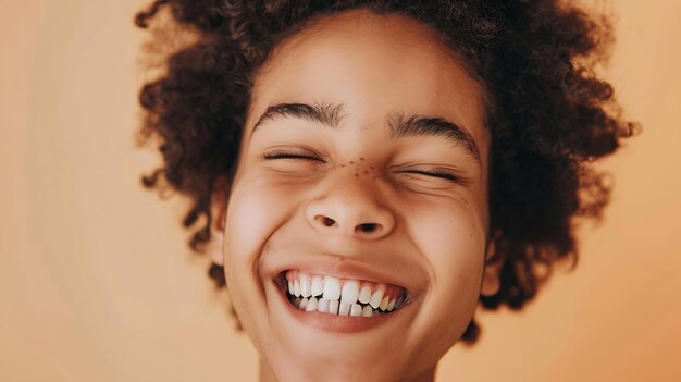 Foto jovem afro-americano feliz, alegre, isolado em fundo bege, sorridente, com ia generativa.