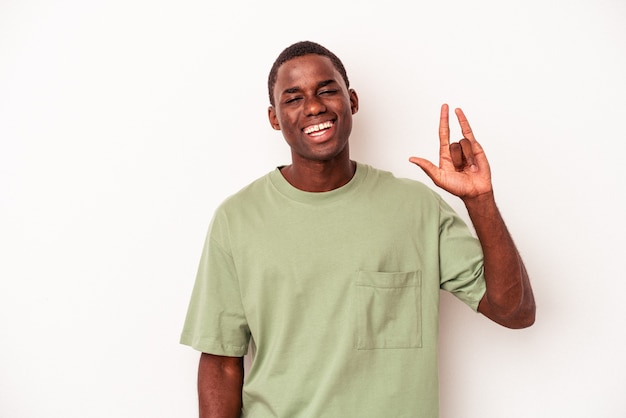 Jovem afro-americano isolado no fundo branco, mostrando um gesto de chifres como um conceito de revolução.