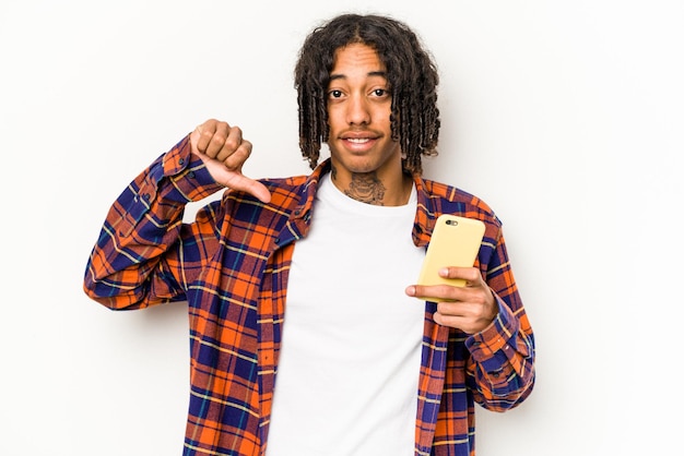 Jovem afro-americano segurando o telefone celular isolado no fundo branco se sente orgulhoso e autoconfiante exemplo a seguir