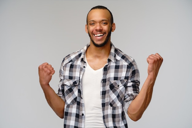 Foto jovem afro-americano sobre fundo cinza claro