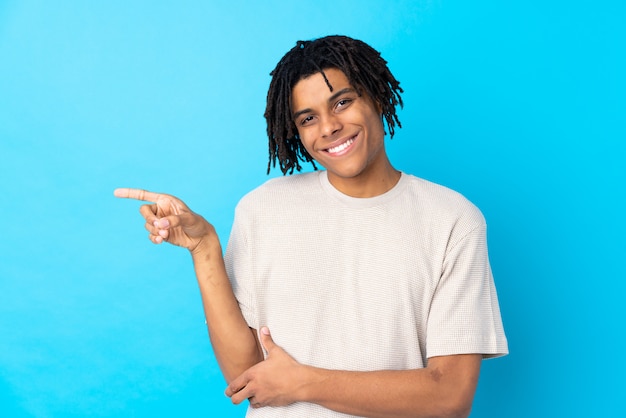 Foto jovem afro-americano sobre parede azul