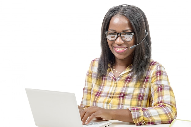 Jovem afro-americano trabalhando no laptop em branco