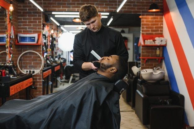 Jovem afro-americano visitando uma barbearia