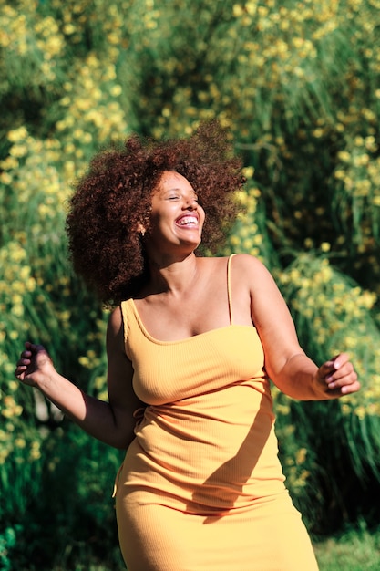 Jovem afro curvilínea real dançando ao ar livre em um dia de verão para um vídeo viral