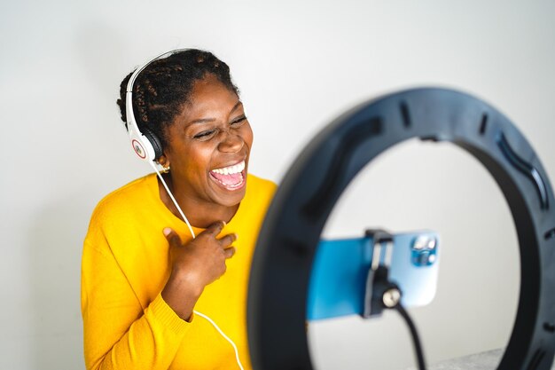 Foto jovem afro fazendo videochamada