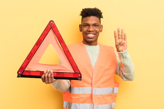 Jovem afro negro sorrindo e parecendo amigável, mostrando a falha do carro número quatro e o conceito de triângulo