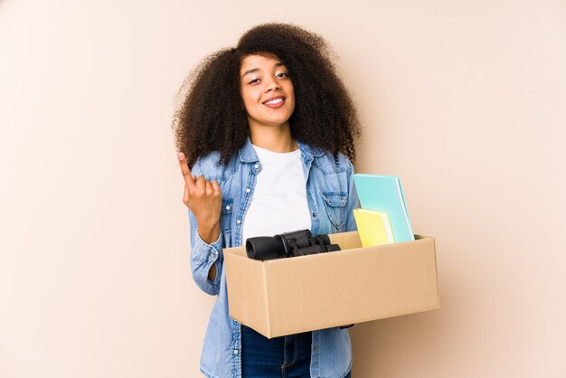 Jovem afro se mudando para casa isolada