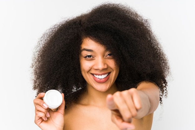 Jovem afro segurando um hidratante