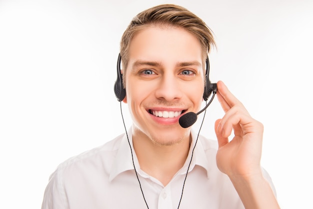 jovem agente sorridente de call center tocando fones de ouvido