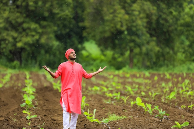 Jovem agricultor indiano em campo de banana