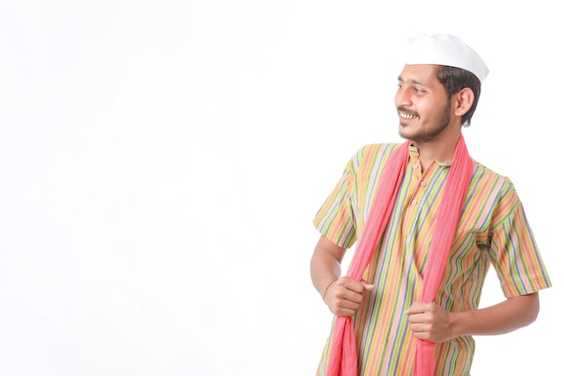 Jovem agricultor indiano em roupas tradicionais e dando expressão em fundo branco.